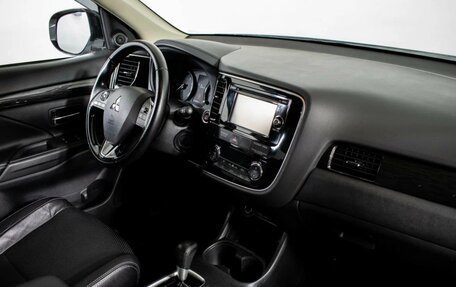 Mitsubishi Outlander III рестайлинг 3, 2016 год, 1 750 000 рублей, 9 фотография