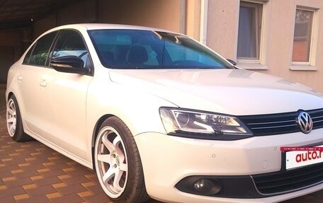 Volkswagen Jetta VI, 2013 год, 1 330 000 рублей, 2 фотография