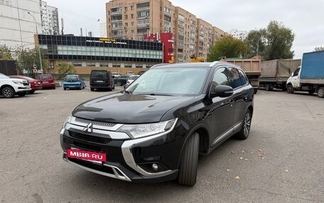 Mitsubishi Outlander III рестайлинг 3, 2020 год, 2 500 000 рублей, 2 фотография
