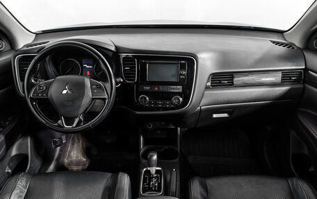 Mitsubishi Outlander III рестайлинг 3, 2016 год, 1 850 000 рублей, 15 фотография
