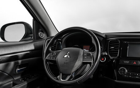 Mitsubishi Outlander III рестайлинг 3, 2016 год, 1 850 000 рублей, 16 фотография