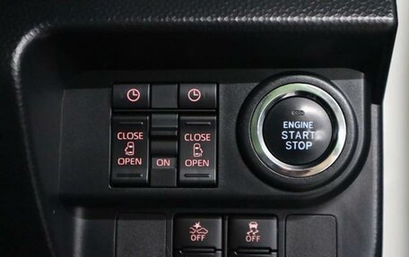 Toyota Roomy I, 2023 год, 750 000 рублей, 23 фотография