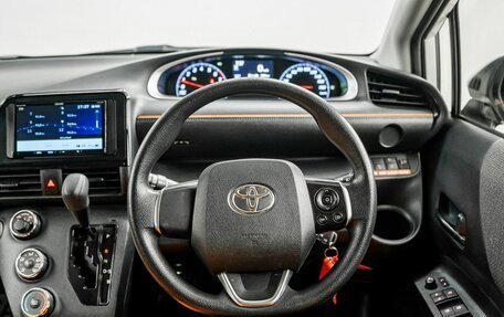 Toyota Sienta II, 2021 год, 1 640 000 рублей, 10 фотография