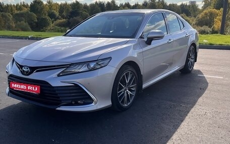 Toyota Camry, 2022 год, 3 500 000 рублей, 2 фотография