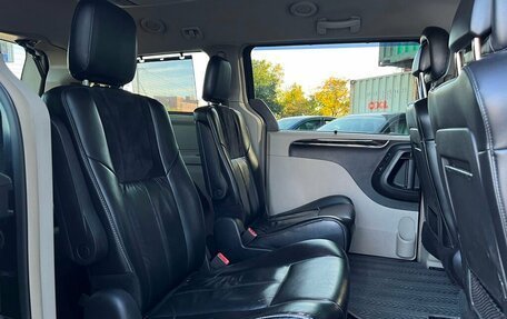 Chrysler Voyager IV, 2014 год, 1 526 300 рублей, 11 фотография
