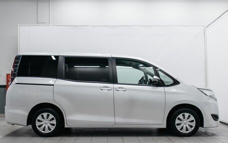 Toyota Noah III, 2018 год, 2 490 000 рублей, 5 фотография