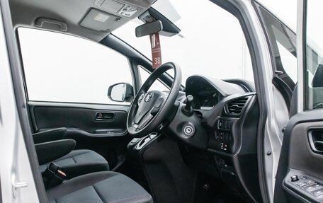 Toyota Noah III, 2018 год, 2 490 000 рублей, 13 фотография