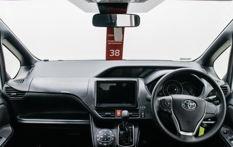 Toyota Noah III, 2018 год, 2 490 000 рублей, 10 фотография