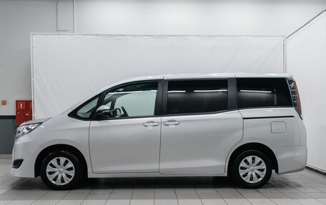 Toyota Noah III, 2018 год, 2 490 000 рублей, 6 фотография