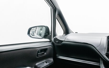 Toyota Noah III, 2018 год, 2 490 000 рублей, 9 фотография