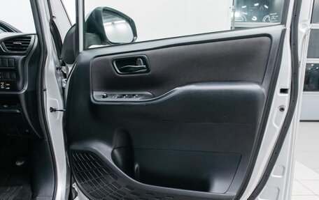 Toyota Noah III, 2018 год, 2 490 000 рублей, 7 фотография