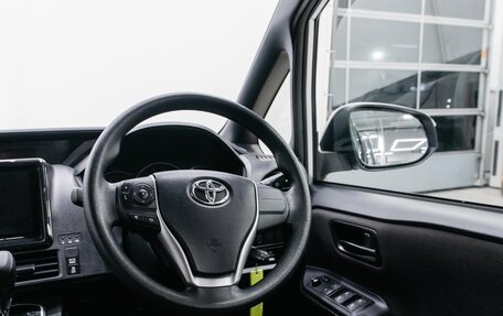 Toyota Noah III, 2018 год, 2 490 000 рублей, 11 фотография
