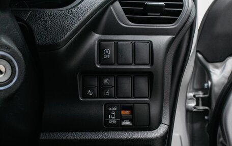 Toyota Noah III, 2018 год, 2 490 000 рублей, 14 фотография