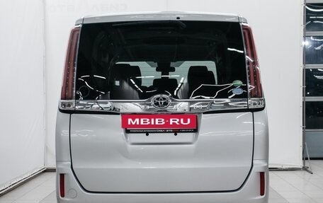Toyota Noah III, 2018 год, 2 490 000 рублей, 4 фотография