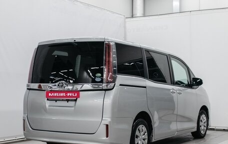 Toyota Noah III, 2018 год, 2 490 000 рублей, 3 фотография