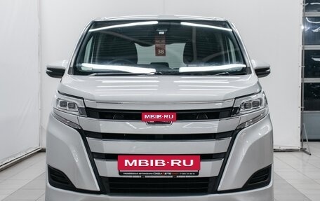 Toyota Noah III, 2018 год, 2 490 000 рублей, 2 фотография
