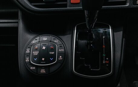 Toyota Noah III, 2018 год, 2 490 000 рублей, 20 фотография