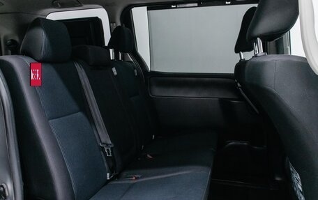 Toyota Noah III, 2018 год, 2 490 000 рублей, 21 фотография