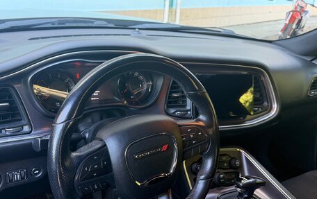 Dodge Challenger III рестайлинг 2, 2018 год, 3 350 000 рублей, 6 фотография