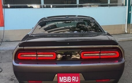 Dodge Challenger III рестайлинг 2, 2018 год, 3 350 000 рублей, 3 фотография