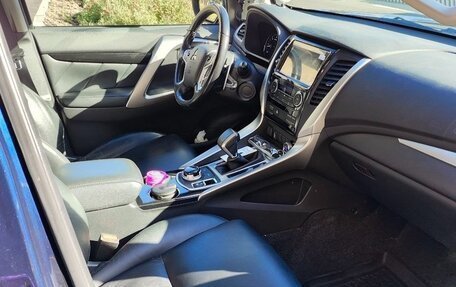 Mitsubishi Pajero Sport III рестайлинг, 2017 год, 3 200 000 рублей, 9 фотография