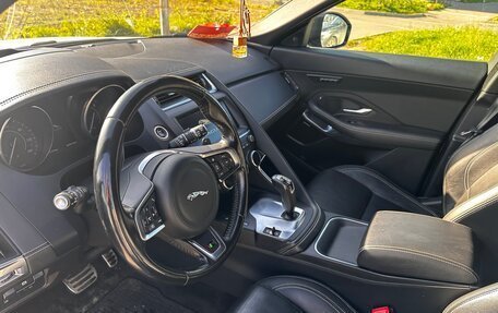 Jaguar E-Pace, 2017 год, 3 000 000 рублей, 9 фотография