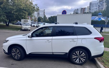 Mitsubishi Outlander III рестайлинг 3, 2019 год, 1 800 000 рублей, 3 фотография