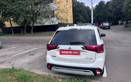 Mitsubishi Outlander III рестайлинг 3, 2019 год, 1 800 000 рублей, 4 фотография