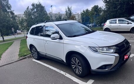 Mitsubishi Outlander III рестайлинг 3, 2019 год, 1 800 000 рублей, 2 фотография