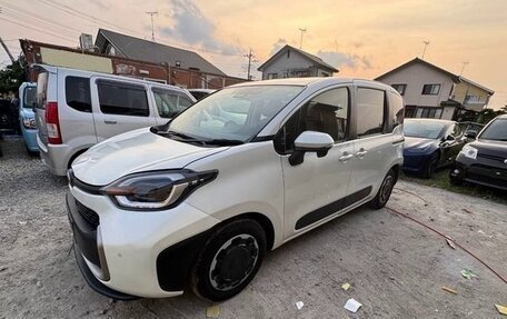 Toyota Sienta, 2023 год, 1 432 000 рублей, 1 фотография