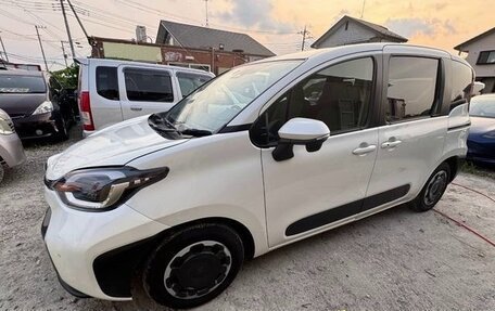 Toyota Sienta, 2023 год, 1 432 000 рублей, 2 фотография