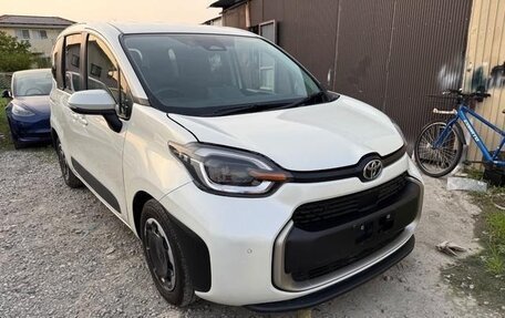 Toyota Sienta, 2023 год, 1 432 000 рублей, 8 фотография