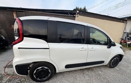 Toyota Sienta, 2023 год, 1 432 000 рублей, 10 фотография
