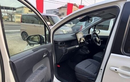 Toyota Sienta, 2023 год, 1 432 000 рублей, 18 фотография