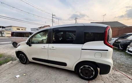 Toyota Sienta, 2023 год, 1 432 000 рублей, 16 фотография