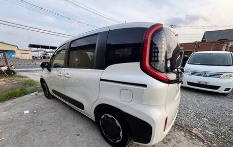 Toyota Sienta, 2023 год, 1 432 000 рублей, 15 фотография