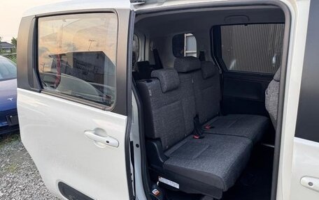 Toyota Sienta, 2023 год, 1 432 000 рублей, 22 фотография