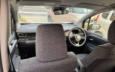 Toyota Sienta, 2023 год, 1 432 000 рублей, 28 фотография