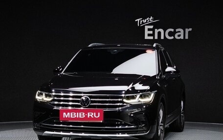 Volkswagen Tiguan II, 2022 год, 2 815 000 рублей, 2 фотография