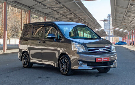 Toyota Noah III, 2012 год, 1 699 900 рублей, 2 фотография