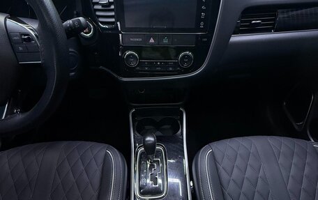 Mitsubishi Outlander III рестайлинг 3, 2022 год, 1 800 000 рублей, 6 фотография