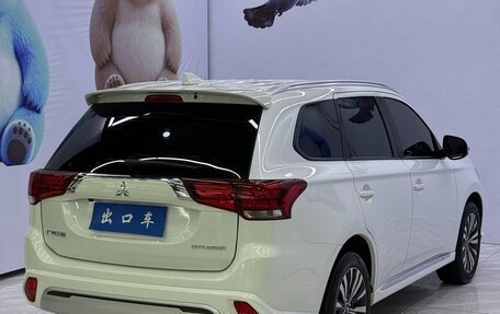 Mitsubishi Outlander III рестайлинг 3, 2022 год, 1 800 000 рублей, 5 фотография