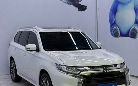 Mitsubishi Outlander III рестайлинг 3, 2022 год, 1 800 000 рублей, 3 фотография