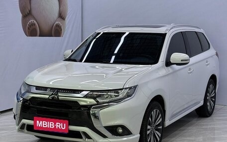 Mitsubishi Outlander III рестайлинг 3, 2022 год, 1 800 000 рублей, 1 фотография