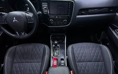 Mitsubishi Outlander III рестайлинг 3, 2022 год, 1 800 000 рублей, 7 фотография