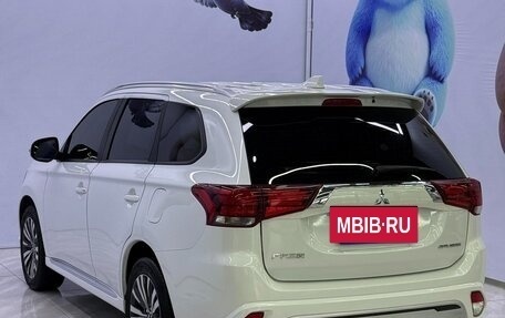 Mitsubishi Outlander III рестайлинг 3, 2022 год, 1 800 000 рублей, 4 фотография