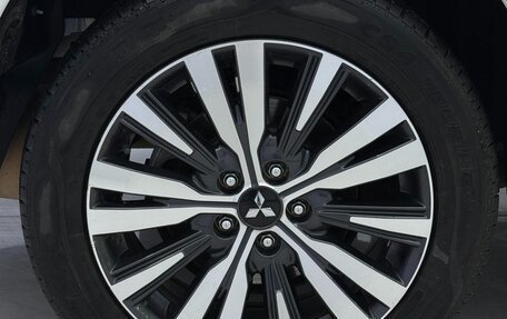 Mitsubishi Outlander III рестайлинг 3, 2022 год, 1 800 000 рублей, 16 фотография