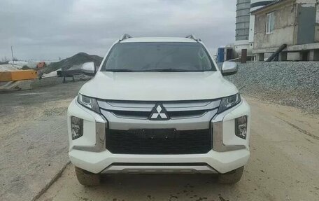 Mitsubishi L200 IV рестайлинг, 2022 год, 2 700 000 рублей, 2 фотография