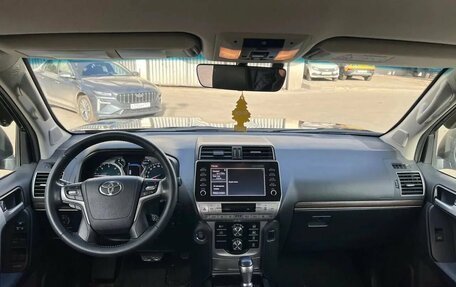 Toyota Land Cruiser Prado 150 рестайлинг 2, 2022 год, 6 000 000 рублей, 12 фотография