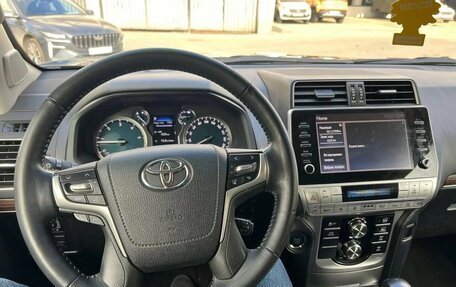 Toyota Land Cruiser Prado 150 рестайлинг 2, 2022 год, 6 000 000 рублей, 13 фотография